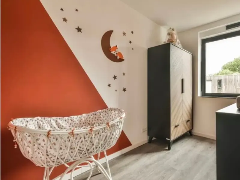 terracotta kleurvakken babykamer met behangsticker vosje op maan